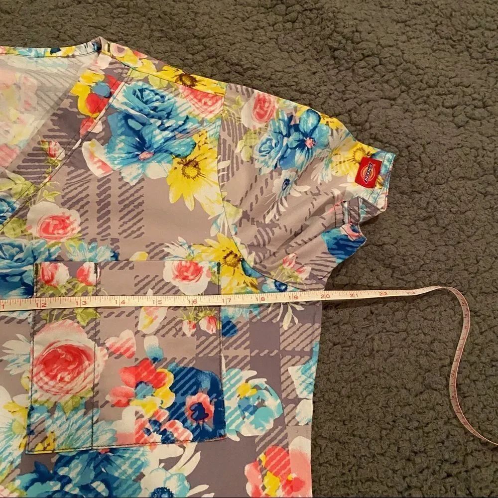 Floral Scrub Top - Picture 12 of 12